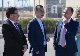 Lai Zhang, de AESC, y Enrique Hueso, alcalde de Navalmoral, conversan ante la mirada de Guillermo Santamaría.