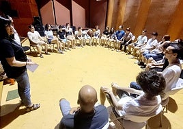 Raquel Bazo dirige a los jóvenes que forman partel del campus de voluntariado sobre teatro.