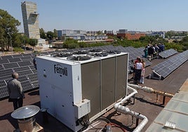 La cubierta de la Biblioteca Central del campus universitario de Badajoz ha sido cubierta de placas.