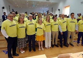 La presidenta de la Junta posó en Badajoz con una camiseta de apoyo a la UEx.