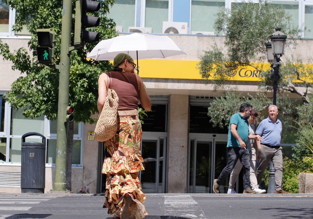 Una mujer se protege del sol en Cáceres, donde hoy la máxima ha sido de 39 grados.