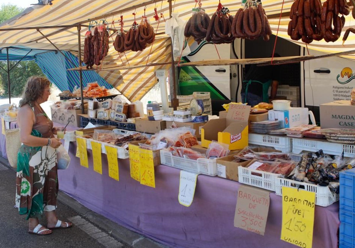 Mercadillo de Cáceres, ubicado en Vegas del Mocho, el miércoles.