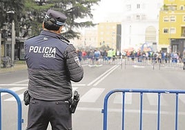 Un policía local en la Vuelta al Baluarte que fue suspendida por falta de efectivos.