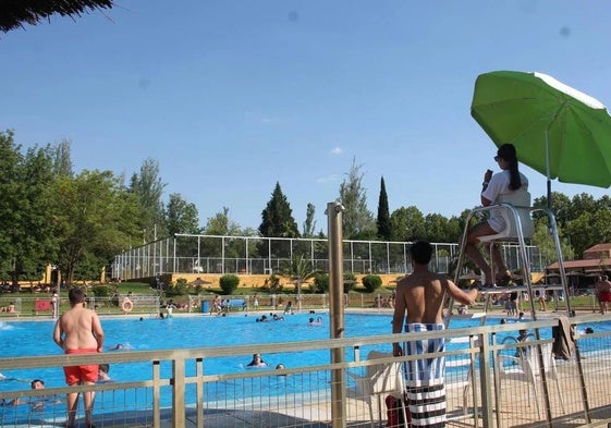 Bañistas combaten el calor en la piscina municipal de Extremadura.