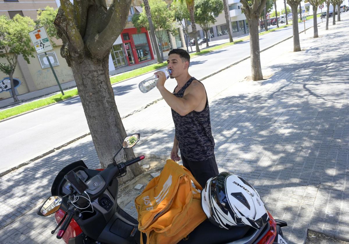 Un repartidor de comida se refresca en Badajoz, este pasado miércoles.