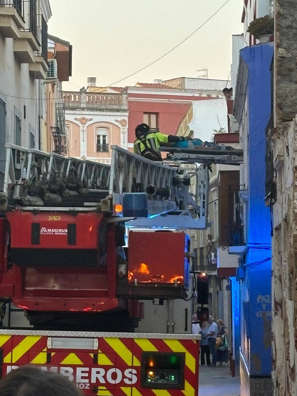 Así ha sido la evacuación de un hombre de una vivienda en el Casco Antiguo de Badajoz