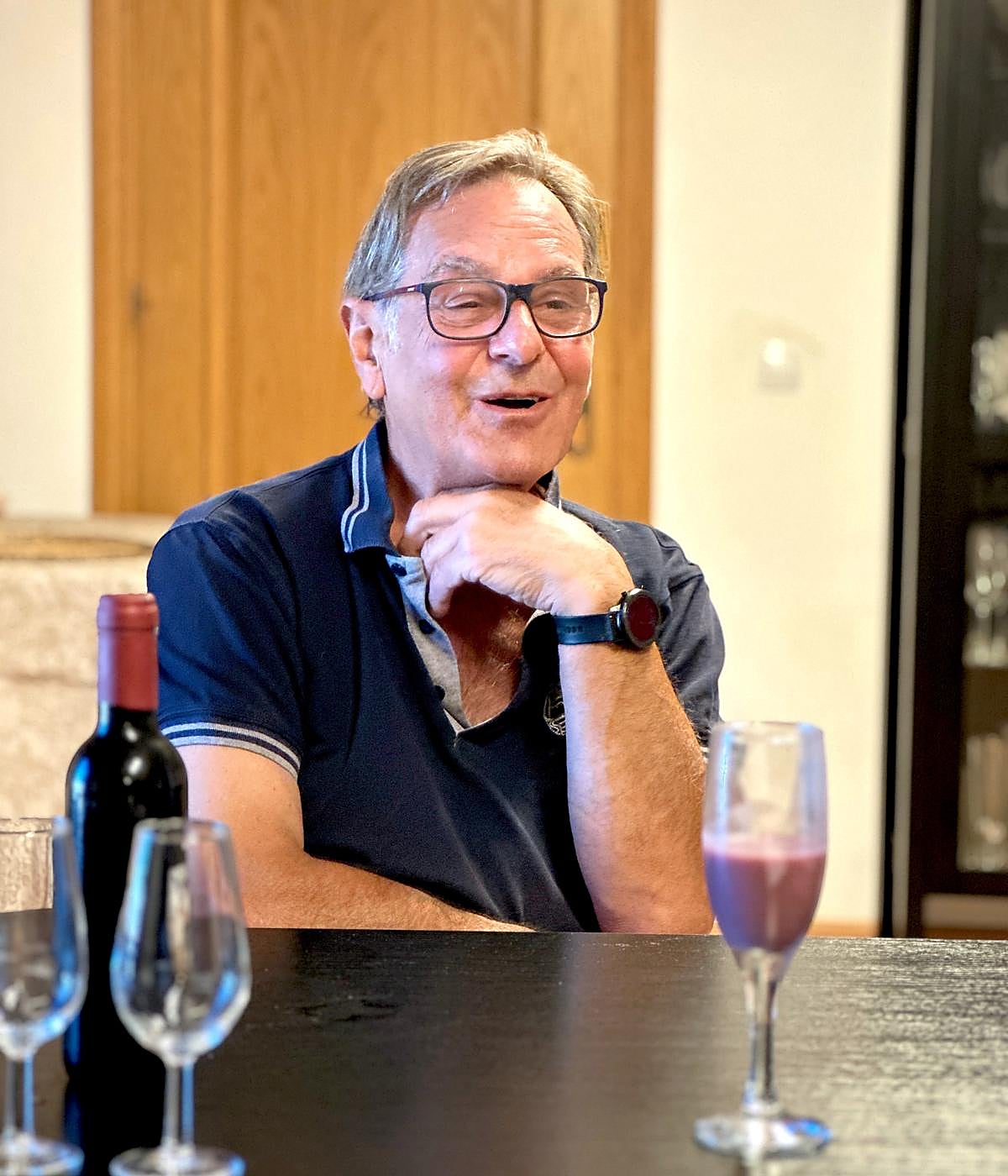 Antonio Garzón, ante un sorbete de vino tinto.