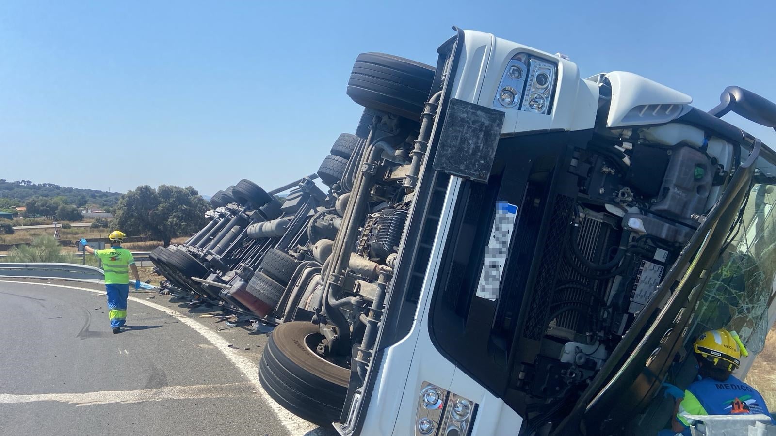 En la imagen se ve el camión apoyado sobre un lateral, en el vial de acceso de la Ex-A1 con la A-5.