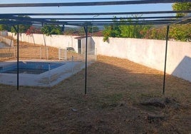 Piscina infantil y su entorno en junio pasado, cuando el Ayuntamiento de Táliga quitó hierbas en el recinto de la piscina municipal.