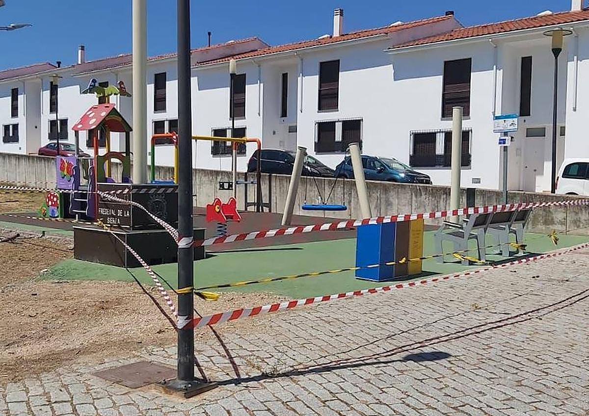 Imagen secundaria 1 - El Consistorio ha tenido que delimitar el perímetro con cinta 3 veces al encontrárselas quitadas.