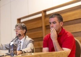 El ganadero Fernando Polo, a la derecha, junto a su abogado Ángel Luis Aparicio, durante la comparecencia ante los medios de comunicación este viernes.