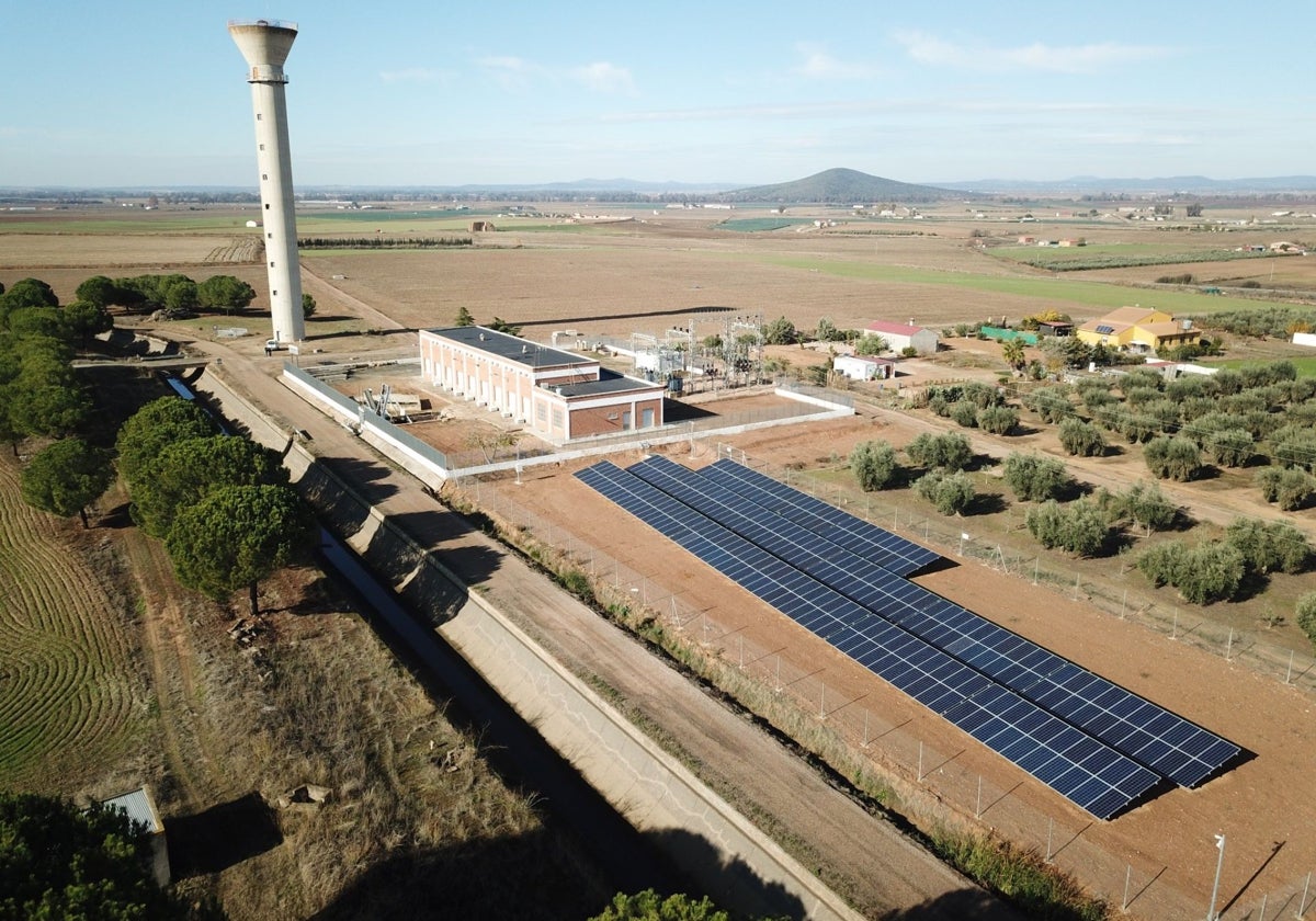 Una de las ocho fotovoltaicas de autoconsumo de la comunidad de regantes del Zújar, junto a la torre de elevación y el canal, en Mengabril.