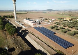 Una de las ocho fotovoltaicas de autoconsumo de la comunidad de regantes del Zújar, junto a la torre de elevación y el canal, en Mengabril.