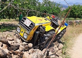 El tractor quedó atrapado en las piedras junto a una alambrada.