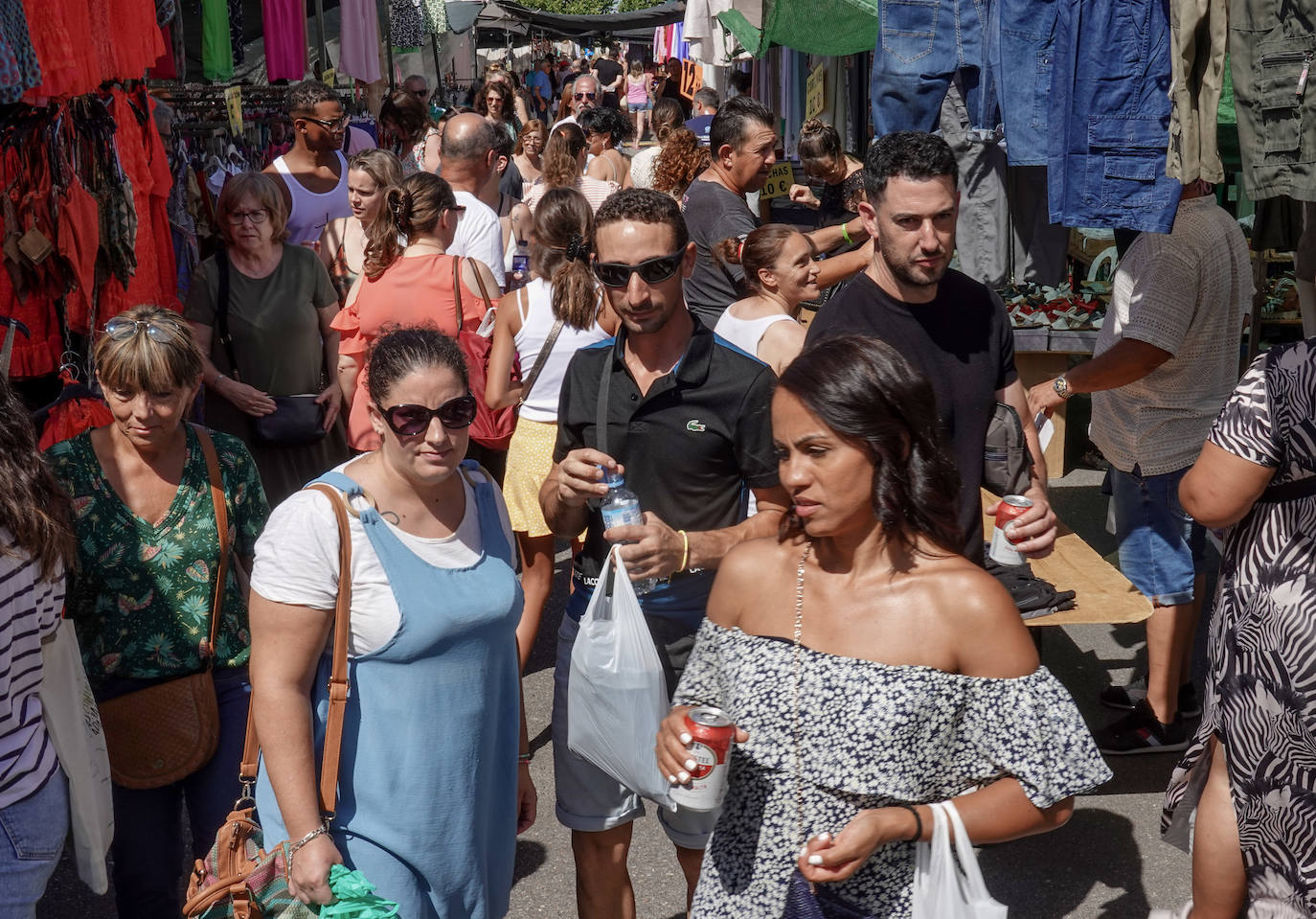 Imagen principal - El calor no puede con el mercadillo que triunfa gracias a la venta de los productos de temporada