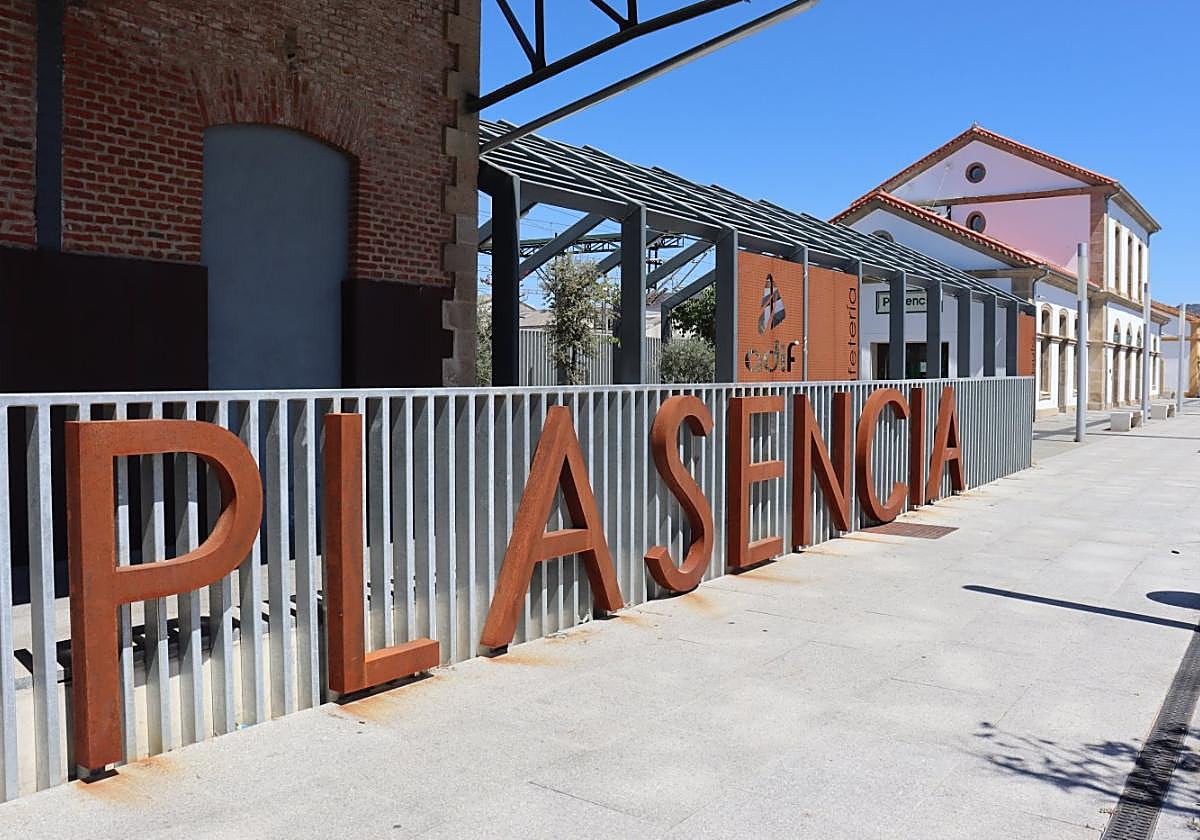 El espacio destinado a la cafetería se limitará a un pequeño local de 19 m2 y, opcionalmente, al jardín.