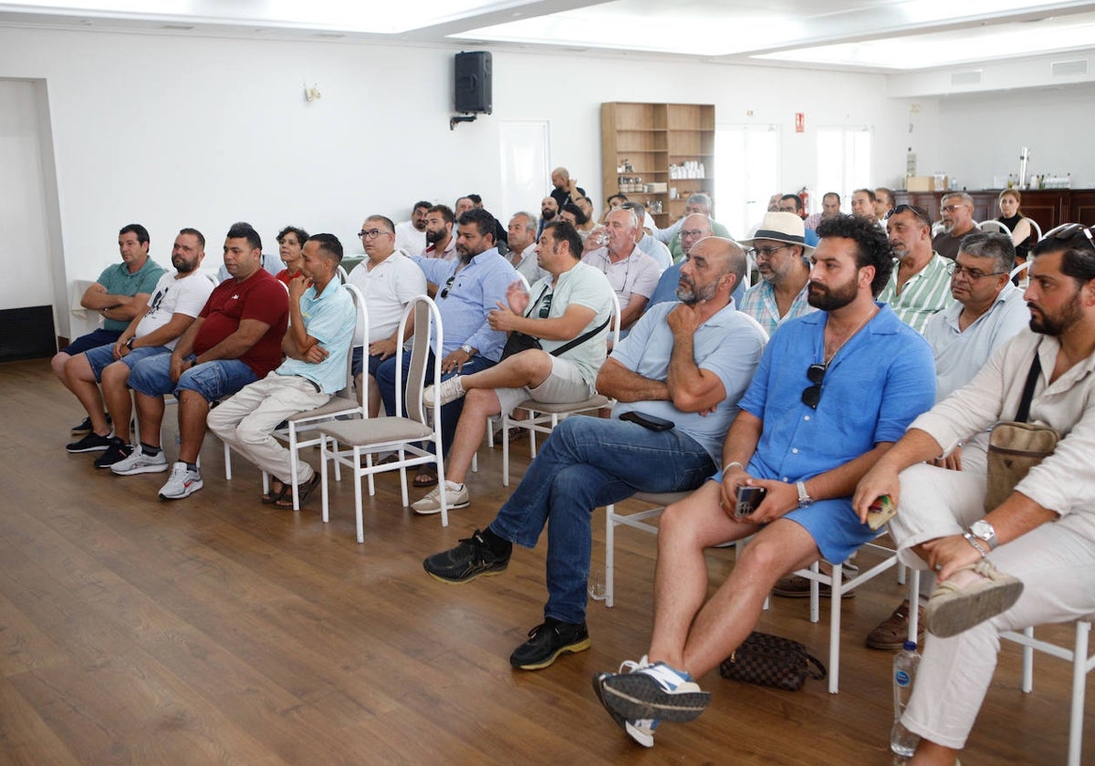 Vendedores ambulantes en la asamblea que se ha celebrado este lunes en el restaurante Montebola, en Cáceres.