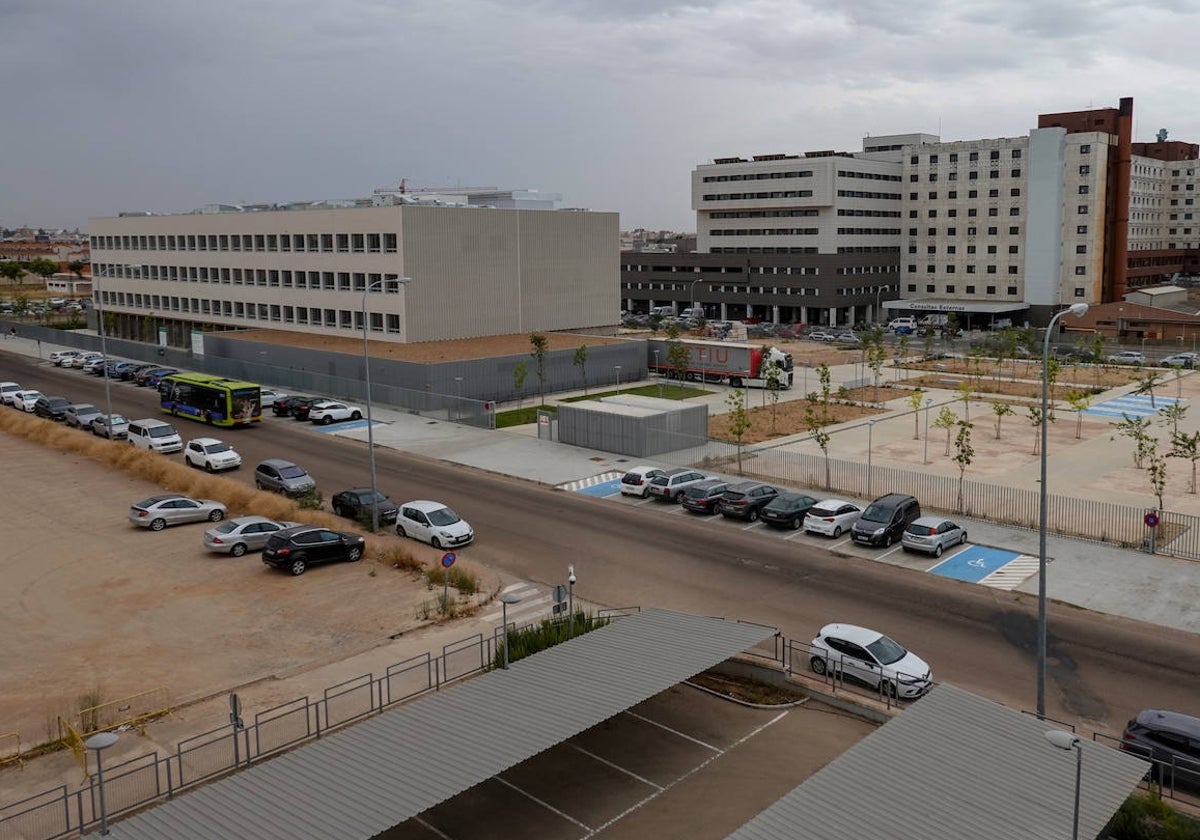 La nueva facultad (izquierda) y sus jardines están situados junto al Hospital Universitario de Badajoz.