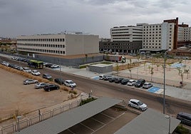La nueva facultad (izquierda) y sus jardines están situados junto al Hospital Universitario de Badajoz.