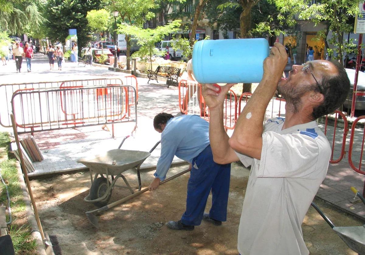 Imagen de archivo de personas refrescándose en la vía pública sin relación con el fallecimiento por golpe de calor.