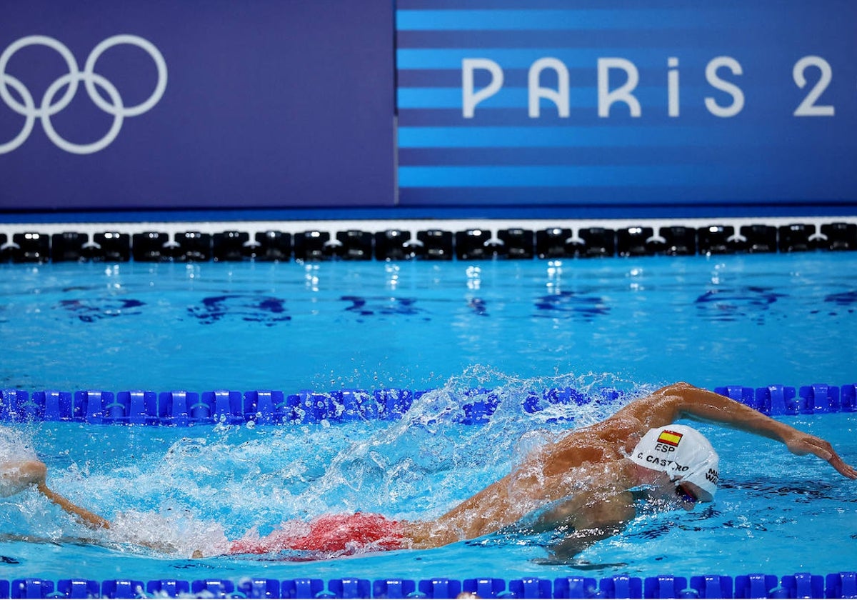 César Castro, liderando la primera posta del 4x200 metros libre.