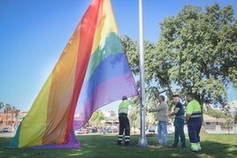 Colocación de la bandera LGTBI.