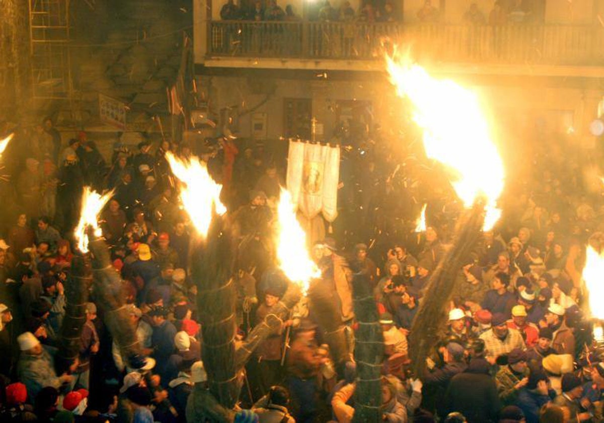 Los Escobazos, en Jarandilla de la Vera. Se celebra el 7 de diciembre.