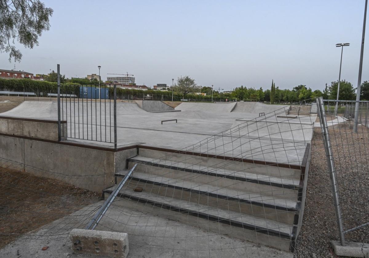 Los aficionados han abierto el vallado para colarse en la pista.