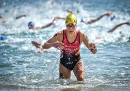 Miriam Casillas sale del agua en la Copa del Mundo de Arzachena.