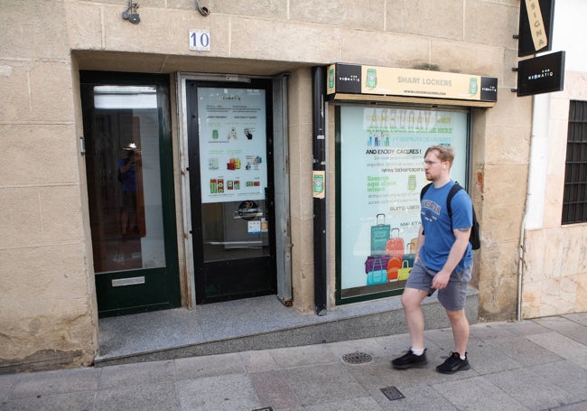 Consigna de pago abierta en la calle Paneras, a pocos metros de Pintores, para dejar las maletas a buen recaudo.