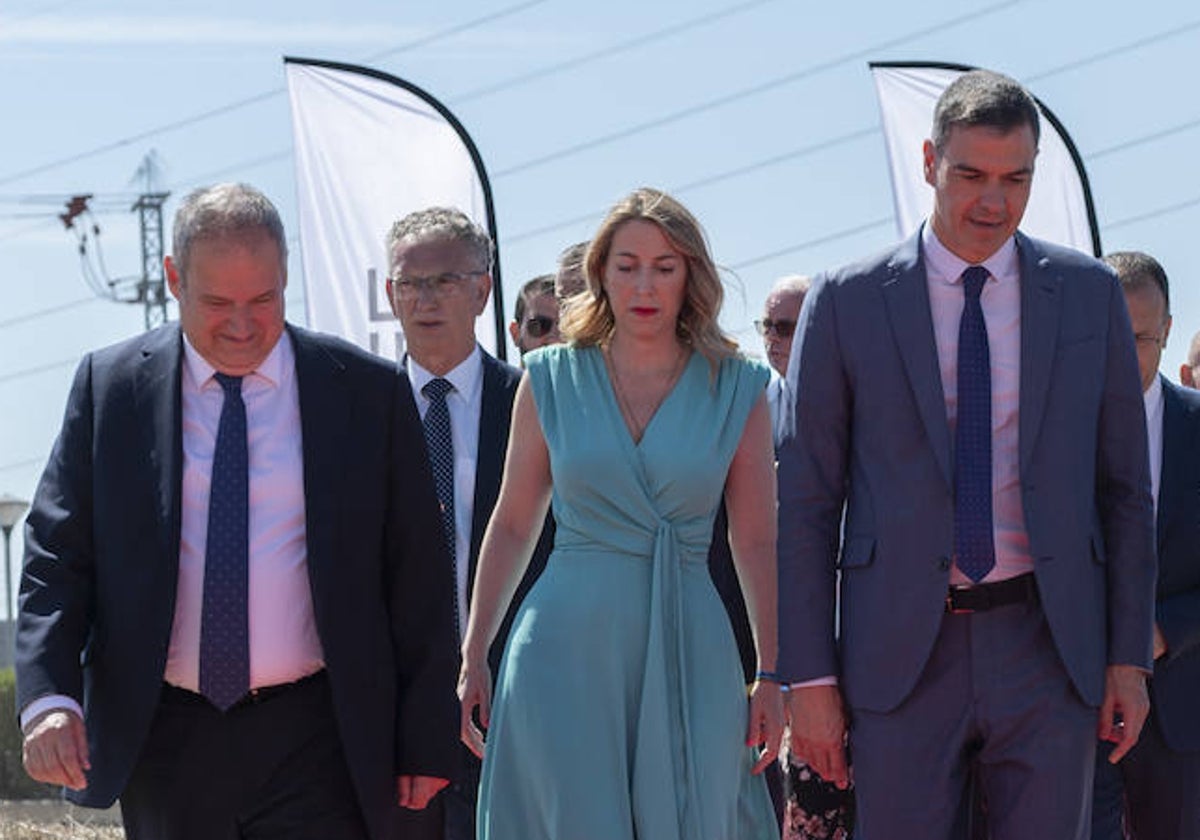 La presidenta de la Junta, María Guardiola, junto al presidente del Gobierno, Pedro Sánchez.