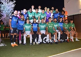 Los jugadores posan con las nuevas equipaciones del Villanovense.