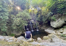 Soltarlo. Para llegar a él hay que bajar un sendero de unos 150 metros