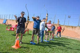 Los mayores practican tiro con arco en el pabellón de La Granadilla.