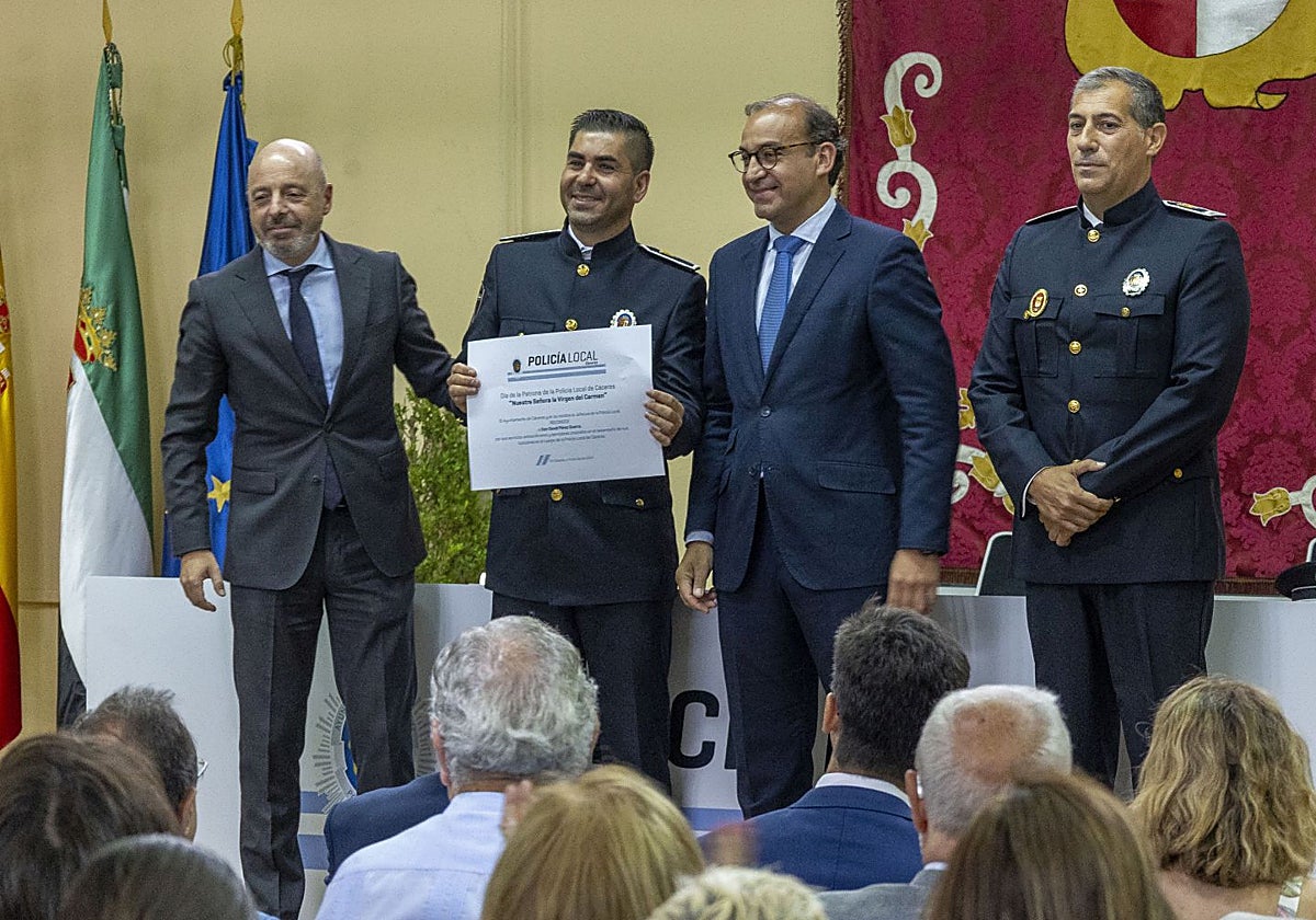 El alcalde, segundo por la derecha, con mandos y agentes en la celebración de la patrona, el 15 de julio.