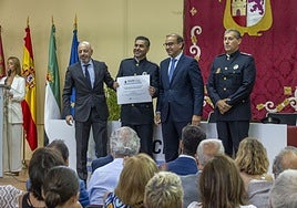 El alcalde, segundo por la derecha, con mandos y agentes en la celebración de la patrona, el 15 de julio.