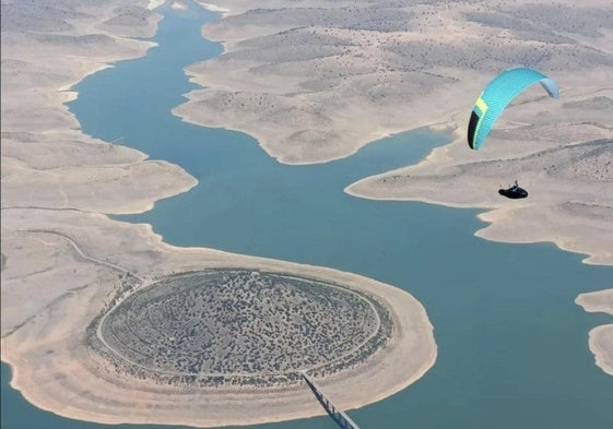 Imagen de archivo de un vuelo en parapente en la comarca de la Siberia.