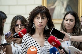 La ministra de Igualdad, Ana Redondo, atiende a los medios de comunicación