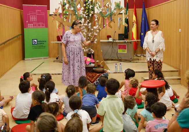 Actividad 'Un río de cuentos' en la Biblioteca Pública.