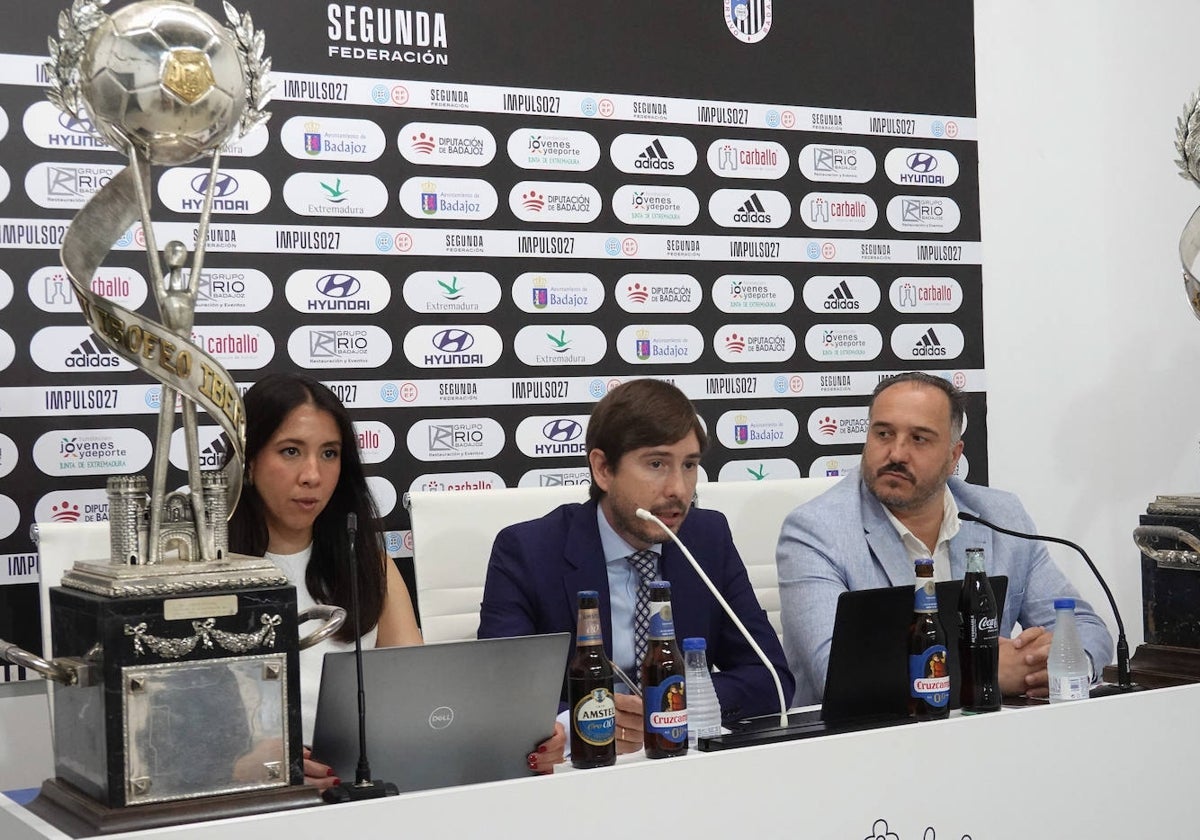 Momento de la presentación del nuevo consejo del Badajoz en la sala de prensa del Nuevo Vivero.