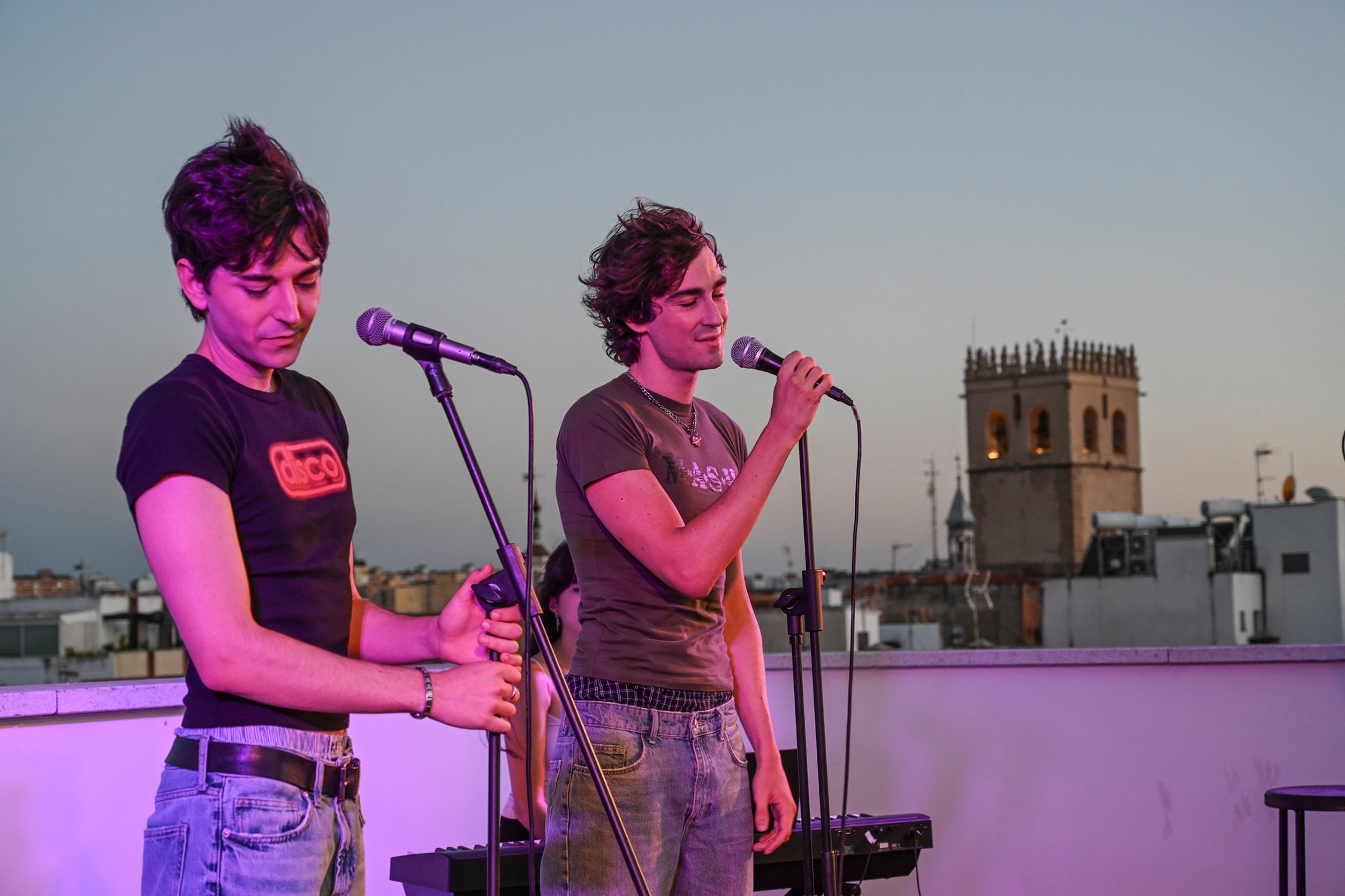 Imagen secundaria 1 - Mayores de la residencia de La Soledad, Loic&Mario actuó en Montesinos 22 y en La Granadilla se entregaron las medallas de las escuelas deportivas. 
