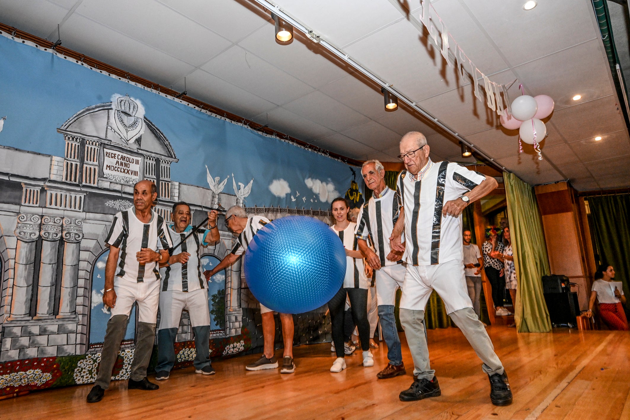 Imagen principal - Mayores de la residencia de La Soledad, Loic&Mario actuó en Montesinos 22 y en La Granadilla se entregaron las medallas de las escuelas deportivas. 