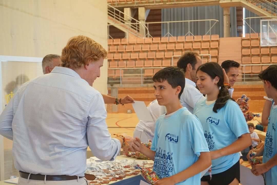 Imagen secundaria 2 - Mayores de la residencia de La Soledad, Loic&Mario actuó en Montesinos 22 y en La Granadilla se entregaron las medallas de las escuelas deportivas. 