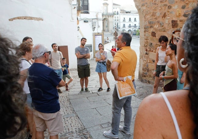 Visita guiada por la parte antigua incluida dentro del programa 'Cáceres al fresco'.