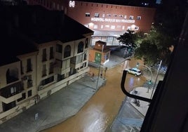 Inmediaciones de la clínica San Francisco, junto a la ronda, repletas de agua tras la avería.