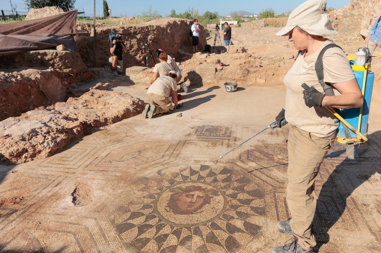 Imagen del hallazgo del mosaico de Medusa.