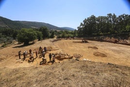 El equipo de arqueólogos trabaja cerca del segundo acceso del anfiteatro excavado este verano.