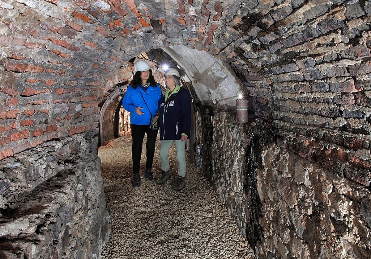 Paz Dorado (a la derecha), dentro de la mina, en una visita guiada.