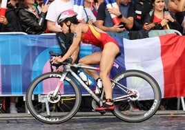 Miriam Casillas durante el tramo de bicicleta de la prueba individual del triatlón.