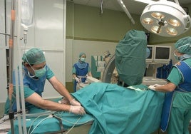 Preparativos para una operación quirúrgica en el área de salud de Cáceres.